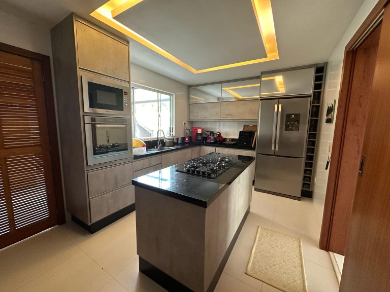 CASA DUPLEX OPORTUNIDADE NO CONDOMÍNIO RIVIERA DEL SOL / TODA MOBILIADA