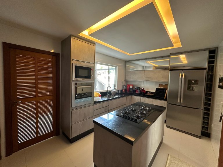 CASA DUPLEX OPORTUNIDADE NO CONDOMÍNIO RIVIERA DEL SOL / TODA MOBILIADA