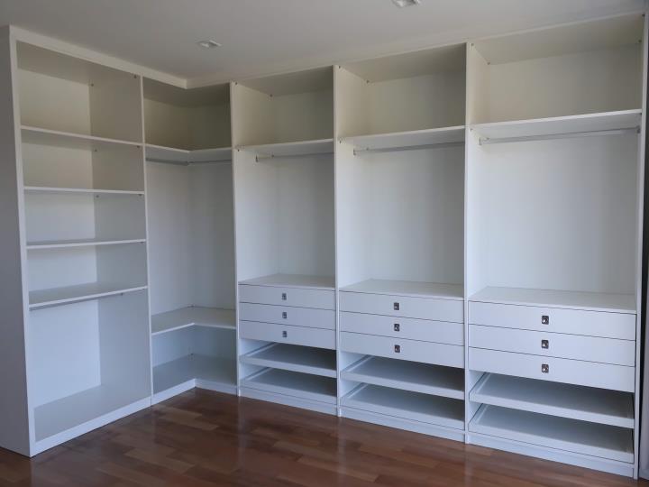 CONDOMINÍO MANSÕES DA BARRA             IMÓVEL ÚNICO COM 5 ACESSOS INDEPENDENTES, 3 VAGAS DE GARAGEM COBERTAS, HOME OFFICE COM ENTRADA EXTERNA, SUÍTE MASTER COM 70M2, SUÍTE EM ANDAR INTERMEDIÁRIO PARA HOME THEATER/VISITA, CASA DE HÓSPEDES COMPLETA, ÁREA DE LAZER EXTENSA COM JARDIM