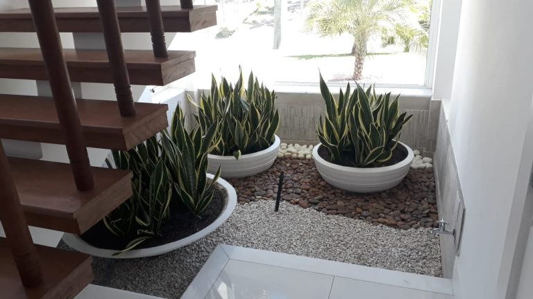 CONDOMINÍO MANSÕES DA BARRA             IMÓVEL ÚNICO COM 5 ACESSOS INDEPENDENTES, 3 VAGAS DE GARAGEM COBERTAS, HOME OFFICE COM ENTRADA EXTERNA, SUÍTE MASTER COM 70M2, SUÍTE EM ANDAR INTERMEDIÁRIO PARA HOME THEATER/VISITA, CASA DE HÓSPEDES COMPLETA, ÁREA DE LAZER EXTENSA COM JARDIM