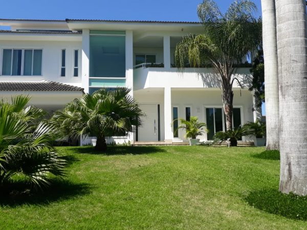 CONDOMINÍO MANSÕES DA BARRA             IMÓVEL ÚNICO COM 5 ACESSOS INDEPENDENTES, 3 VAGAS DE GARAGEM COBERTAS, HOME OFFICE COM ENTRADA EXTERNA, SUÍTE MASTER COM 70M2, SUÍTE EM ANDAR INTERMEDIÁRIO PARA HOME THEATER/VISITA, CASA DE HÓSPEDES COMPLETA, ÁREA DE LAZER EXTENSA COM JARDIM