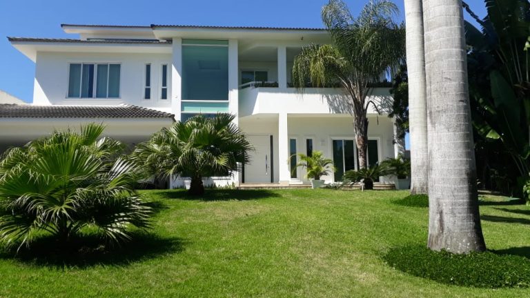 CONDOMINÍO MANSÕES DA BARRA             IMÓVEL ÚNICO COM 5 ACESSOS INDEPENDENTES, 3 VAGAS DE GARAGEM COBERTAS, HOME OFFICE COM ENTRADA EXTERNA, SUÍTE MASTER COM 70M2, SUÍTE EM ANDAR INTERMEDIÁRIO PARA HOME THEATER/VISITA, CASA DE HÓSPEDES COMPLETA, ÁREA DE LAZER EXTENSA COM JARDIM