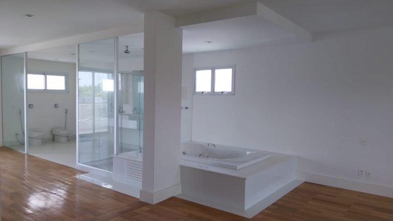 CONDOMINÍO MANSÕES DA BARRA             IMÓVEL ÚNICO COM 5 ACESSOS INDEPENDENTES, 3 VAGAS DE GARAGEM COBERTAS, HOME OFFICE COM ENTRADA EXTERNA, SUÍTE MASTER COM 70M2, SUÍTE EM ANDAR INTERMEDIÁRIO PARA HOME THEATER/VISITA, CASA DE HÓSPEDES COMPLETA, ÁREA DE LAZER EXTENSA COM JARDIM