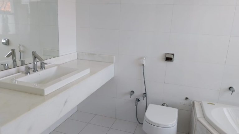 CONDOMINÍO MANSÕES DA BARRA             IMÓVEL ÚNICO COM 5 ACESSOS INDEPENDENTES, 3 VAGAS DE GARAGEM COBERTAS, HOME OFFICE COM ENTRADA EXTERNA, SUÍTE MASTER COM 70M2, SUÍTE EM ANDAR INTERMEDIÁRIO PARA HOME THEATER/VISITA, CASA DE HÓSPEDES COMPLETA, ÁREA DE LAZER EXTENSA COM JARDIM