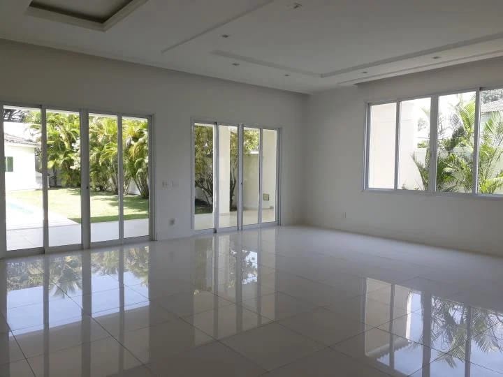 CONDOMINÍO MANSÕES DA BARRA             IMÓVEL ÚNICO COM 5 ACESSOS INDEPENDENTES, 3 VAGAS DE GARAGEM COBERTAS, HOME OFFICE COM ENTRADA EXTERNA, SUÍTE MASTER COM 70M2, SUÍTE EM ANDAR INTERMEDIÁRIO PARA HOME THEATER/VISITA, CASA DE HÓSPEDES COMPLETA, ÁREA DE LAZER EXTENSA COM JARDIM