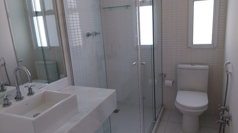 CONDOMINÍO MANSÕES DA BARRA             IMÓVEL ÚNICO COM 5 ACESSOS INDEPENDENTES, 3 VAGAS DE GARAGEM COBERTAS, HOME OFFICE COM ENTRADA EXTERNA, SUÍTE MASTER COM 70M2, SUÍTE EM ANDAR INTERMEDIÁRIO PARA HOME THEATER/VISITA, CASA DE HÓSPEDES COMPLETA, ÁREA DE LAZER EXTENSA COM JARDIM