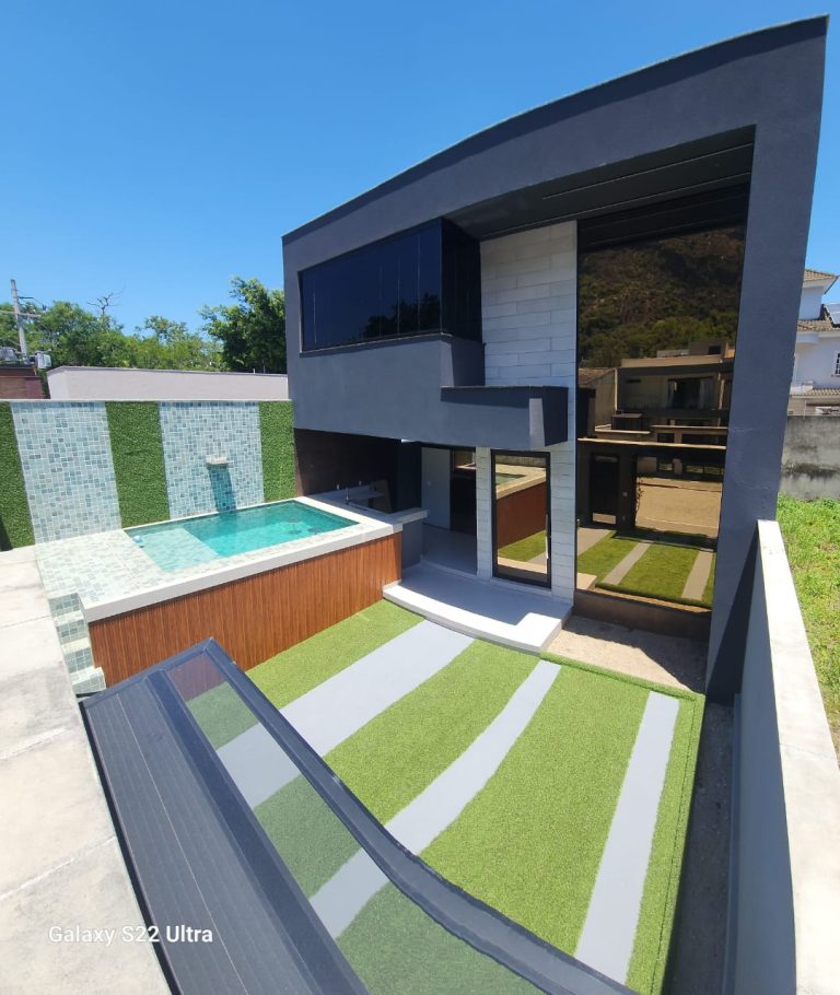 LINDA CASA DUPLEX no Condomínio Tangaras   Vargem Pequena RGI individual com Habite-se documentação 100% para financiamento bancário 04 Suítes e 1 quarto dependência Projeto de Armários incluídos para quartos , cozinha , área serviço, closet e banheiros Ampla cozinha e salão com Varanda Gourmet e piscina com bancada bar molhado Projeto Armários quartos e banheiros, closet área serviço , cozinha com ilha e painel com rack sala Vaga 2 carro Área construída 190m2