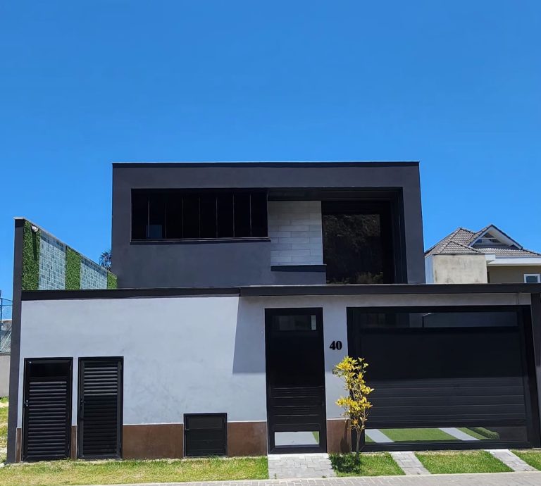 LINDA CASA DUPLEX no Condomínio Tangaras   Vargem Pequena RGI individual com Habite-se documentação 100% para financiamento bancário 04 Suítes e 1 quarto dependência Projeto de Armários incluídos para quartos , cozinha , área serviço, closet e banheiros Ampla cozinha e salão com Varanda Gourmet e piscina com bancada bar molhado Projeto Armários quartos e banheiros, closet área serviço , cozinha com ilha e painel com rack sala Vaga 2 carro Área construída 190m2