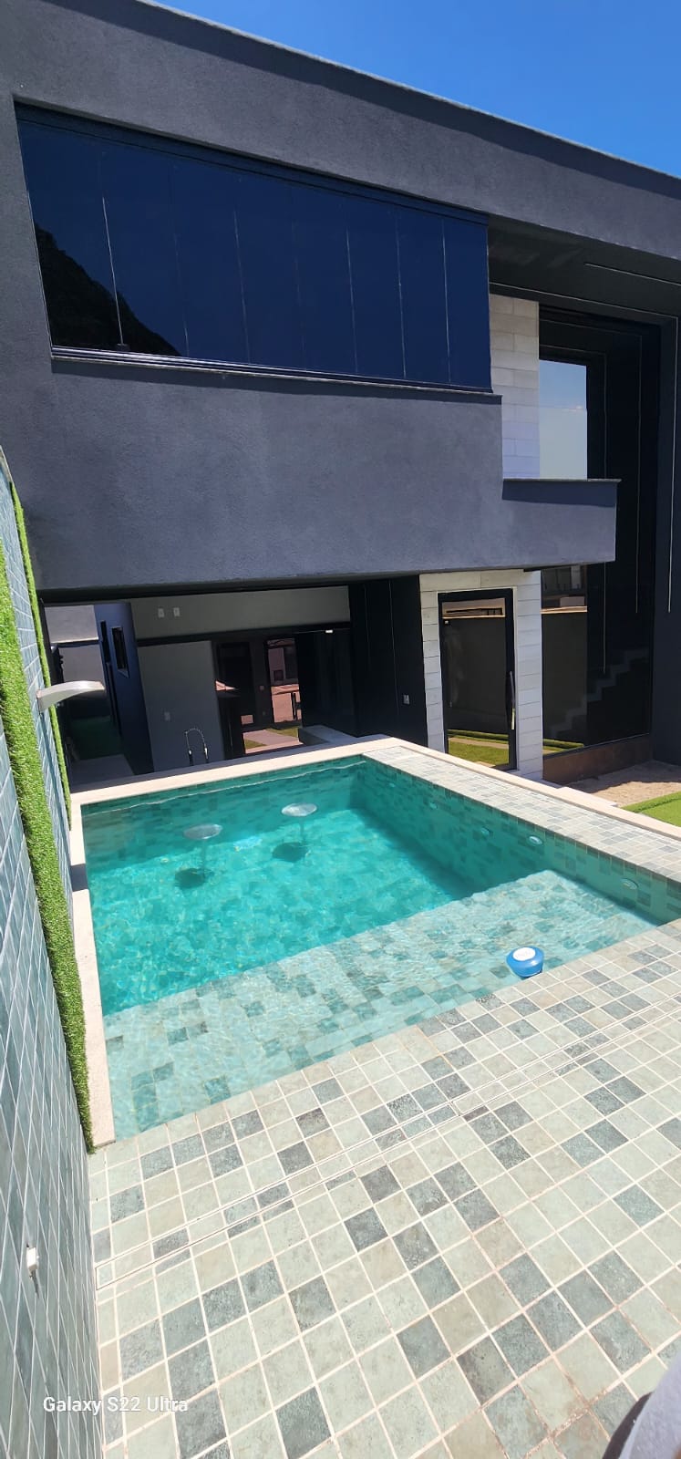 LINDA CASA DUPLEX no Condomínio Tangaras   Vargem Pequena RGI individual com Habite-se documentação 100% para financiamento bancário 04 Suítes e 1 quarto dependência Projeto de Armários incluídos para quartos , cozinha , área serviço, closet e banheiros Ampla cozinha e salão com Varanda Gourmet e piscina com bancada bar molhado Projeto Armários quartos e banheiros, closet área serviço , cozinha com ilha e painel com rack sala Vaga 2 carro Área construída 190m2